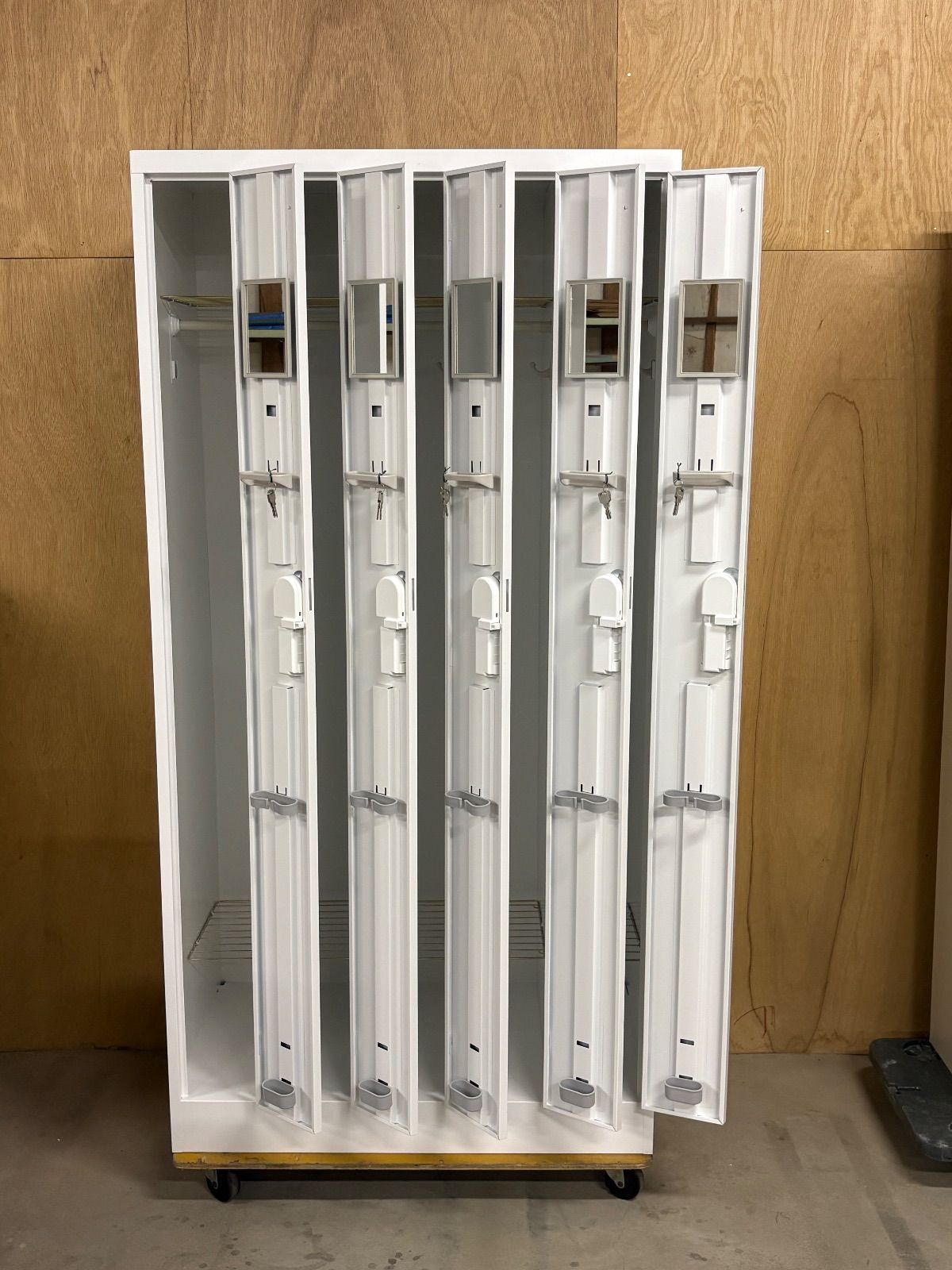 山口県下松市より 5人用ロッカー