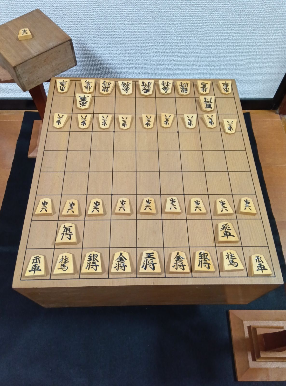 将棋盤 足つき、駒台2個のセット 楽天市場】◎やま屋 新かや2寸将棋盤セット[将棋盤 足付 台 木製 将棋