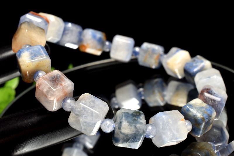 雪の結晶。デュモルチェライトインクォーツ ソフトバングル 1点物