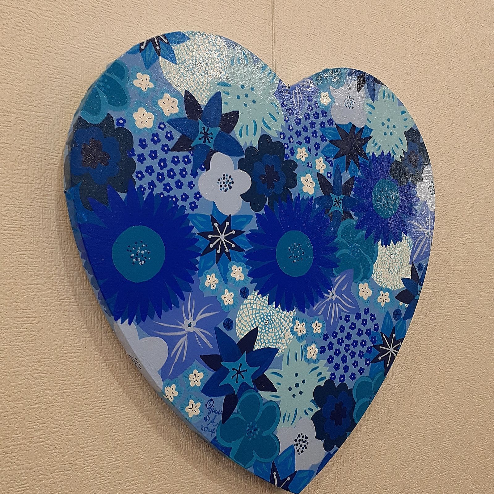 ハート型 青い花だらけのハートの作品 画家　小楠アキコ作品　40×40cm ハート型 青い花だらけのハートの作品 画家 小楠アキコ作品 40×40cm