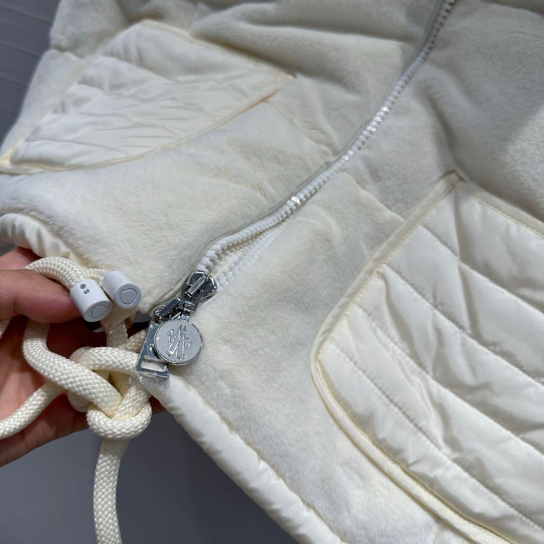 10722【QRタグ確認済み】モンクレール☆人気カラーフード付きダウンベスト白系 Moncler ホワイト ダウンベスト レディース｜本日限定特価｜新品