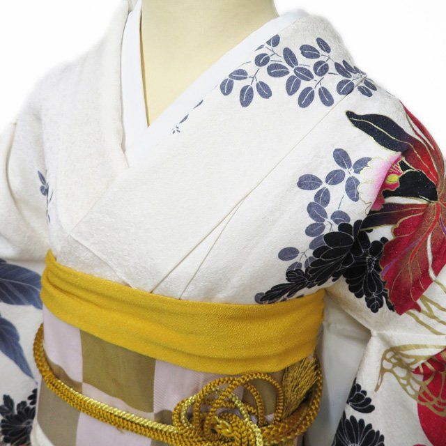 振袖 着物 中古 正絹 刺繍 花模様 秋草 蝶 銀通し 赤色 ギャル