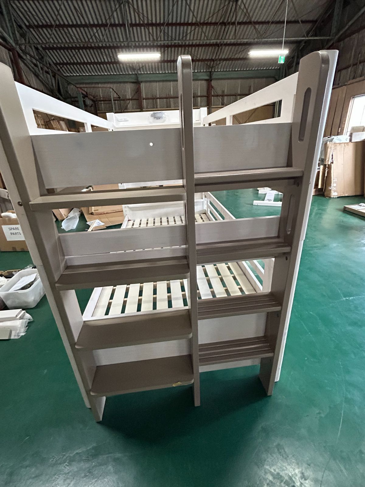 ２段ベット リーウッド ラテ色 棚つき 照明 コンセントつき NEXPOTALLINN_EU