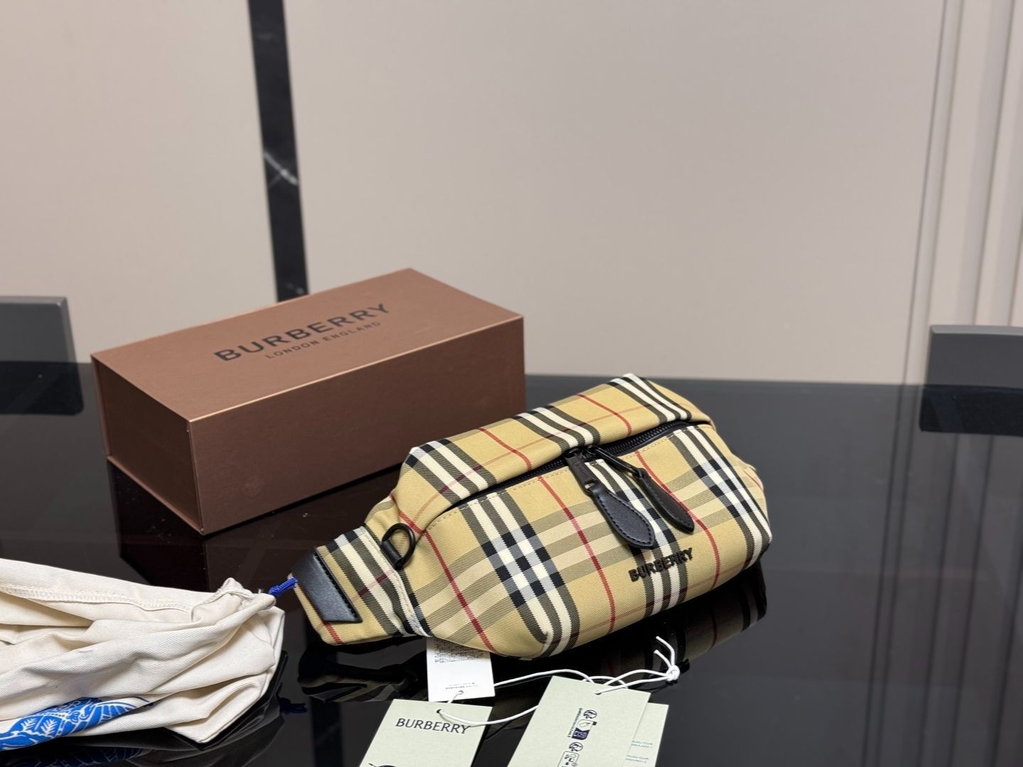 Burberry 8104619B7348 関税送料込 今日特価】Burberry ナイロン トートバッグ 25×18cm -WTO輸入1