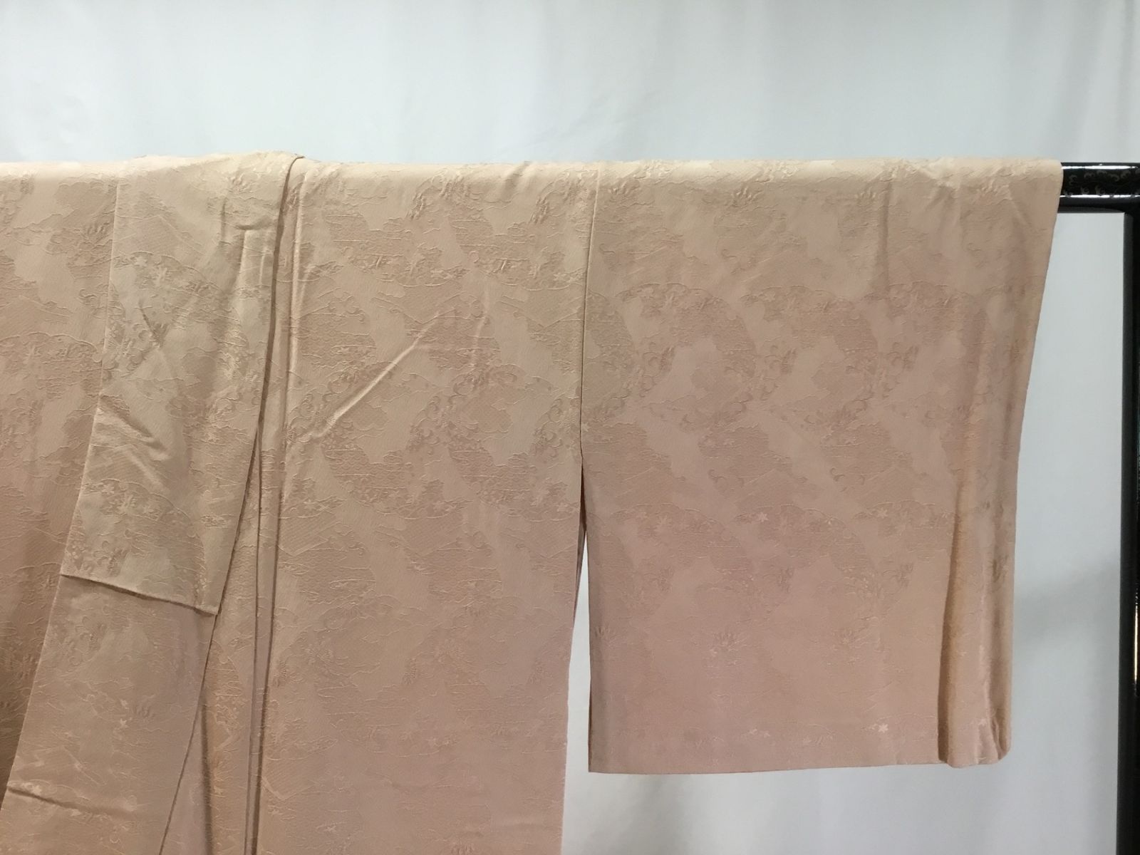 色無地/正絹/美品/ベージュ/一ッ紋/下り藤/仕立上がり/適応身長148～155㎝/7142 色無地/正絹/美品/ベージュ/一ッ紋/下り藤/仕立上がり/適応身長148