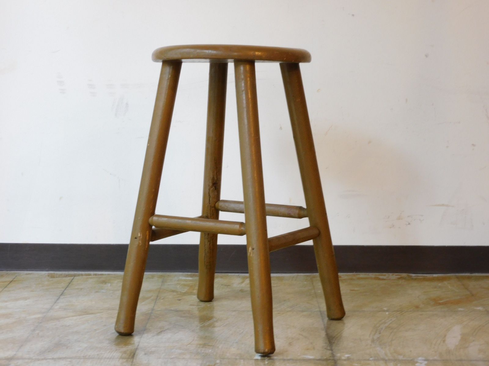 味のある小ぶりな丸椅子　スツール　チェア　古道具　古家具 昭和の丸椅子/木のスツール/古い丸椅子/赤茶の椅子/ - カフェ