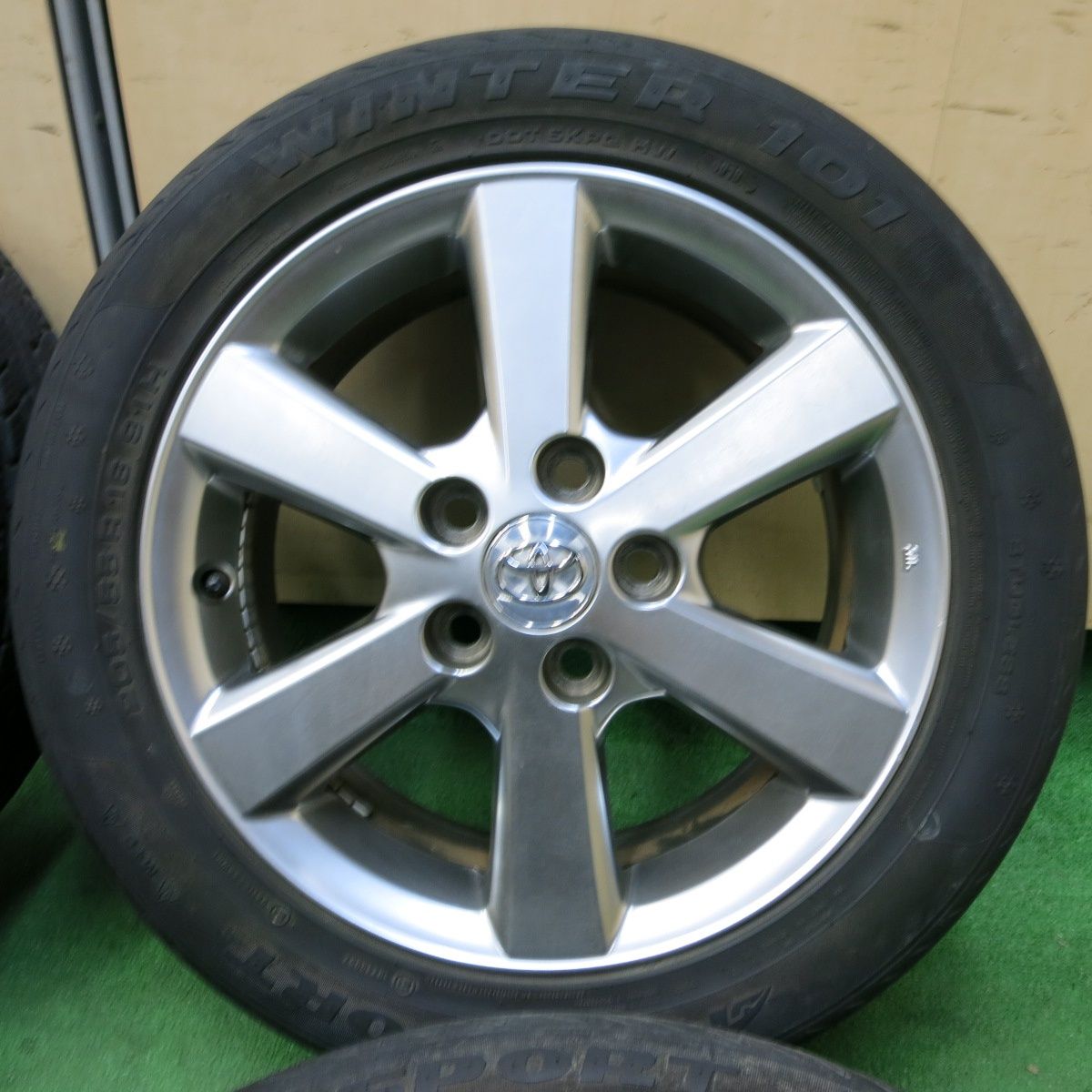 トヨタ アイシス純正アルミホイール 205/55R16 スタッドレス 