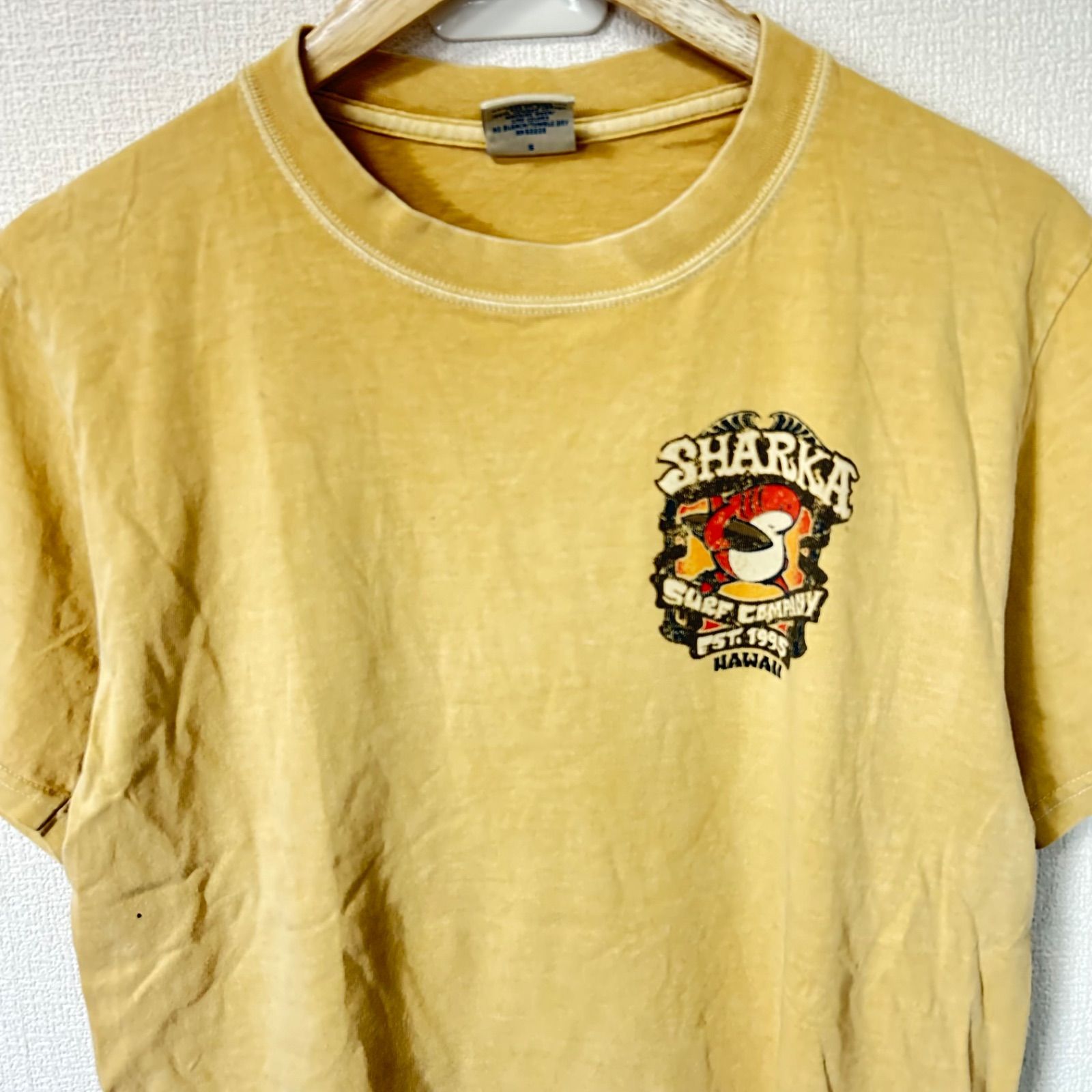 (^w^)b crazy shirts クレイジーシャツ クルーネック 半袖Tシャツ コットン 綿100% SHARKA SURF COMPANY EST.1995 HAWAII バックプリント サーフ 古着MIX ベージュ系 メンズ サイズS