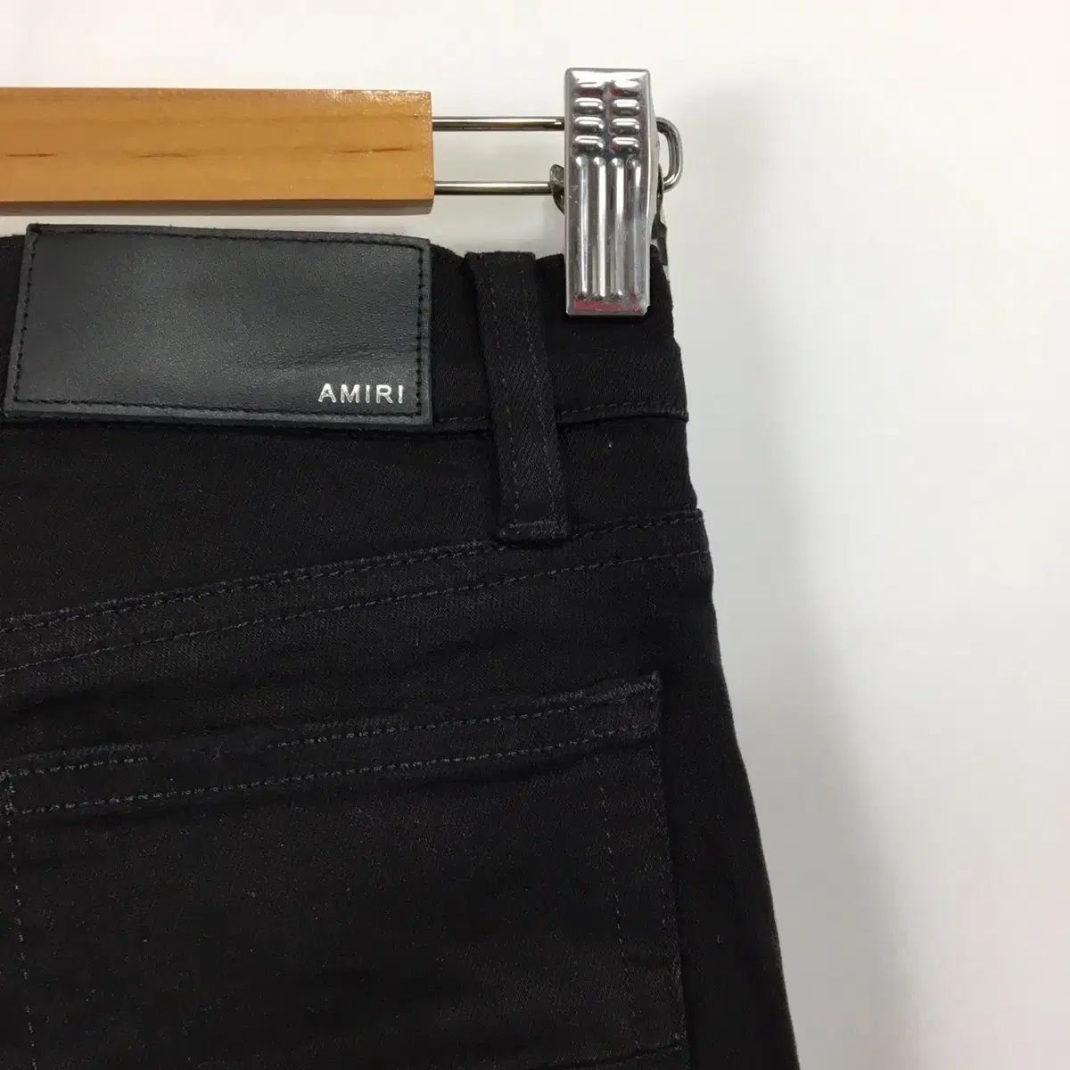 黒 破壊されたジーンズ