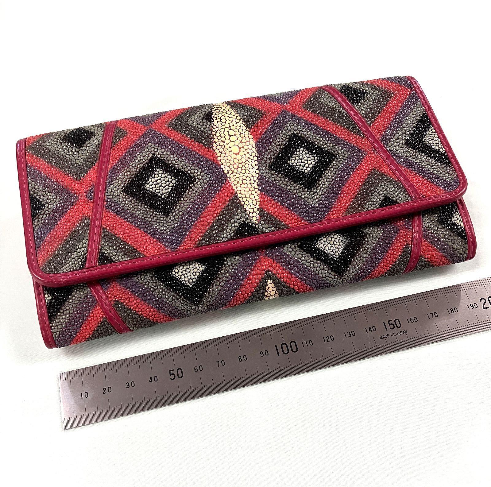 未使用近い Parni 2332 エイ革 スティングレイ 長財布 エキゾチック FINDIG 長財布 スティングレイ (エイ革) レッド ローズ