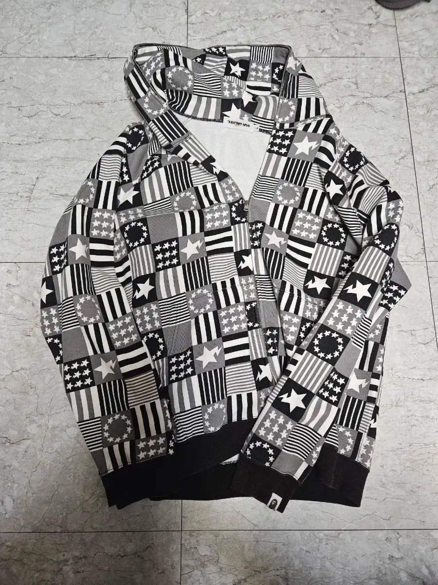 （ L ） A BATHING APE(アベイシングエイプ) og フラグ フード付き ジップアップパーカー