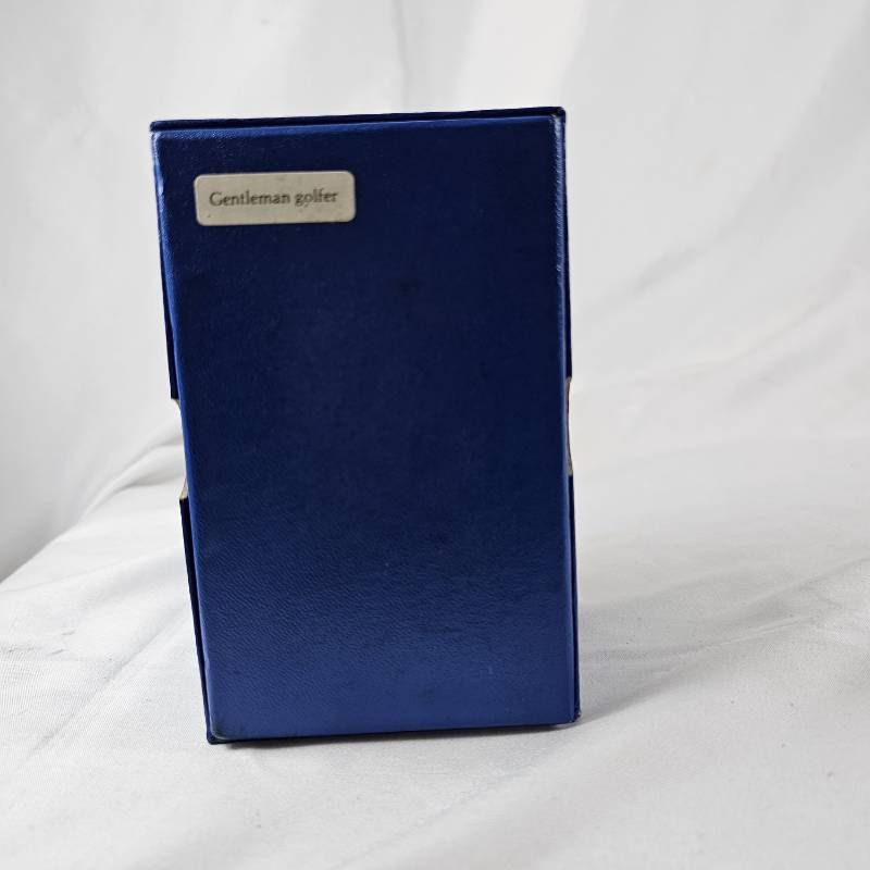 ゴルフをするジェントルマン ガラスドーム付