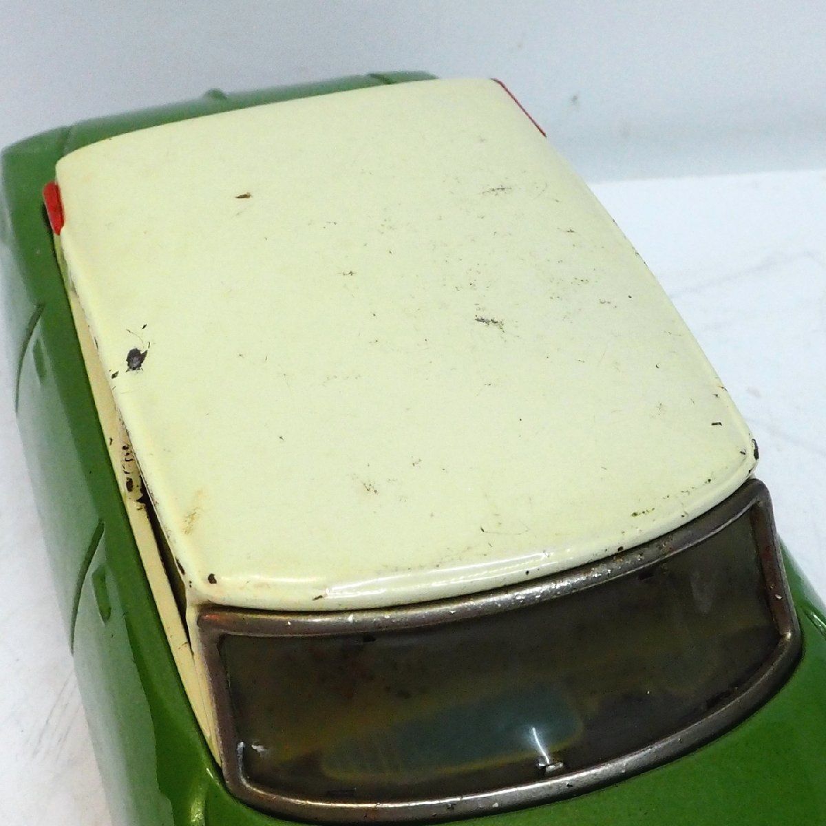 萬代屋【CITROEN DS19 Sedanシトロエン セダン黄緑】ブリキ 萬代屋【CITROEN DS19 Sedanシトロエン セダン黄緑】ブリキ