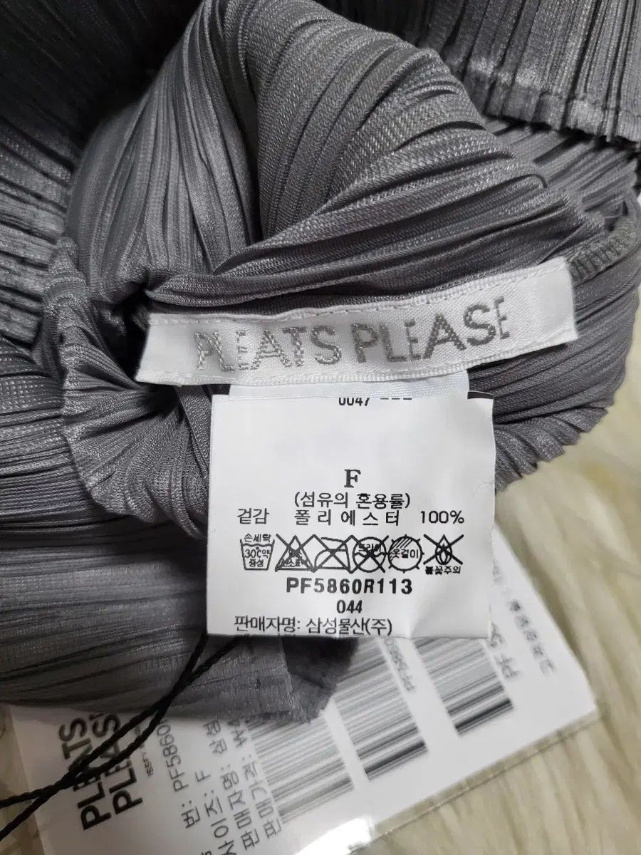 プリーツプリーズ　トップス　グレー PLEATS PLEASE(プリーツプリーズ) トップス 明快な プリーツ
