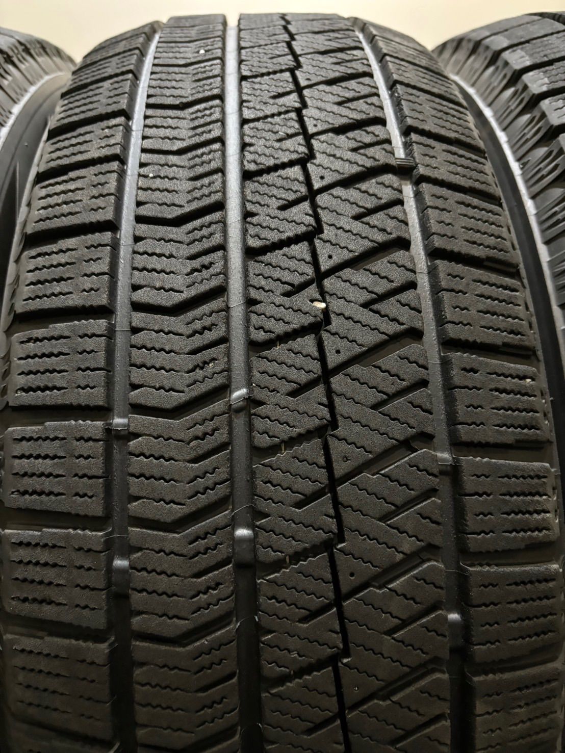 225|60R17 BRIDGESTONE|VRX2