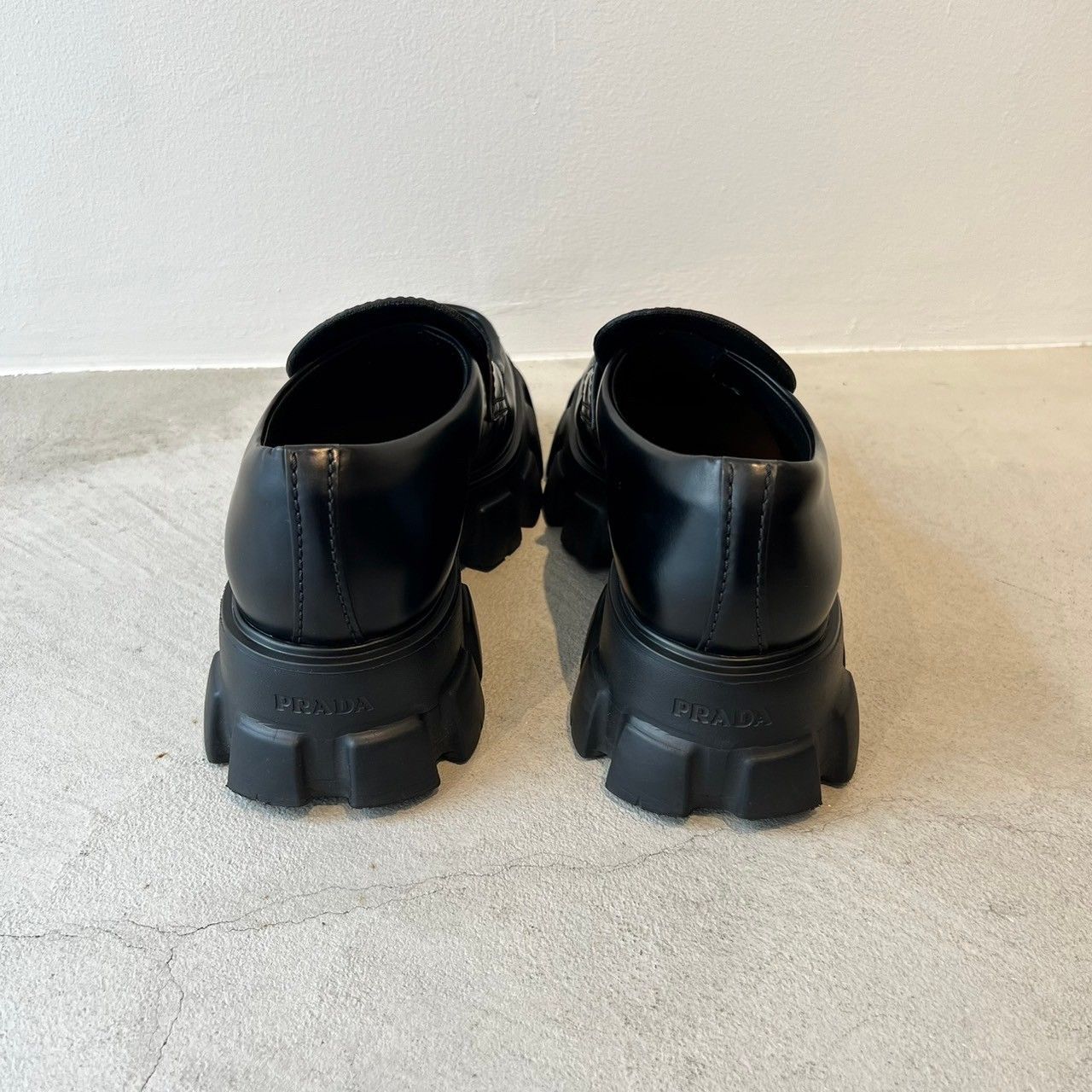 PRADA プラダ モノリス ブラッシュドレザー ローファー メンズ