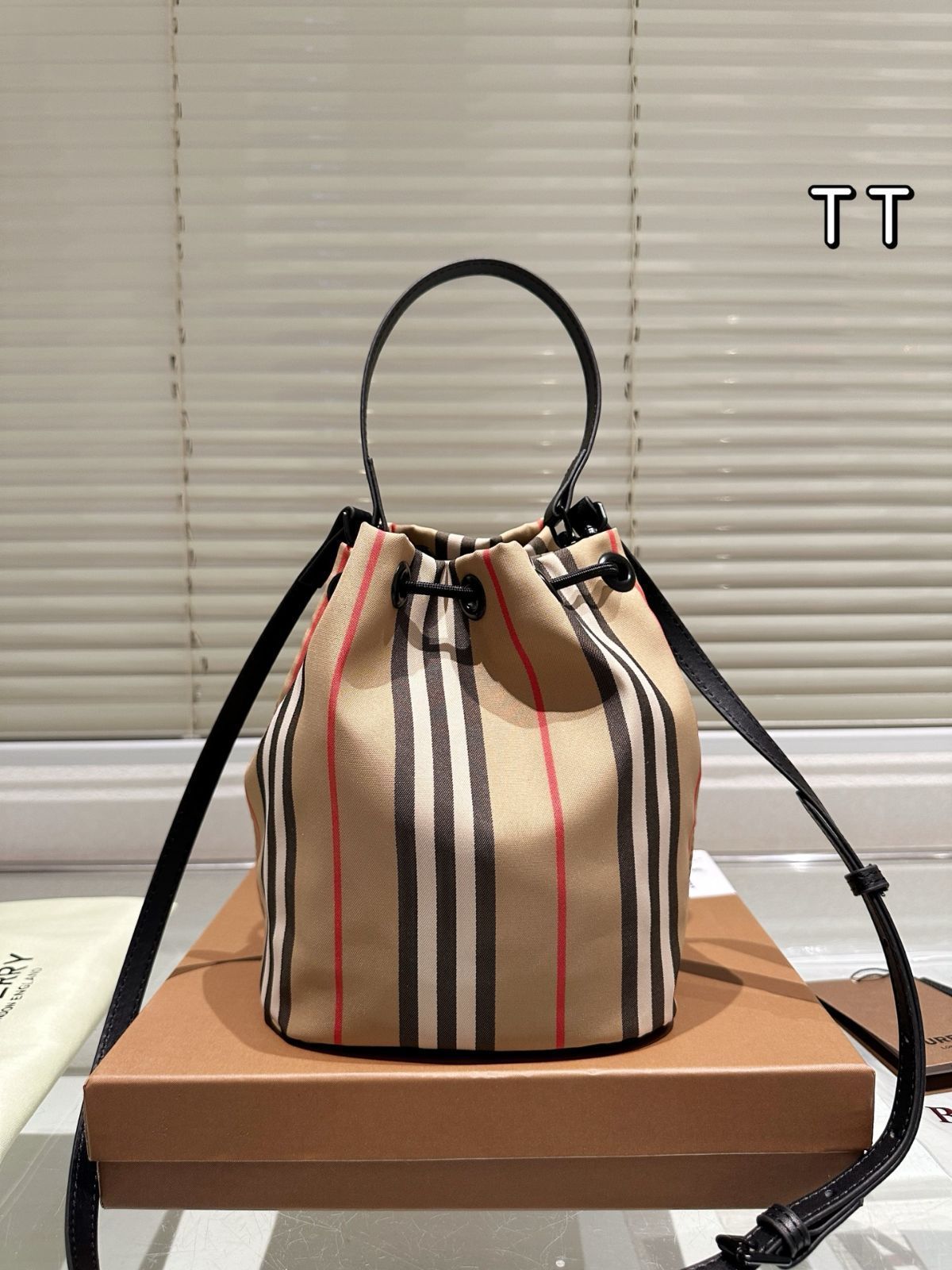 Burberryバケツ型ショルダーバック未使用 今日特価】Burberry Autumn Bucket Bag バーバリー 秋 バケツ