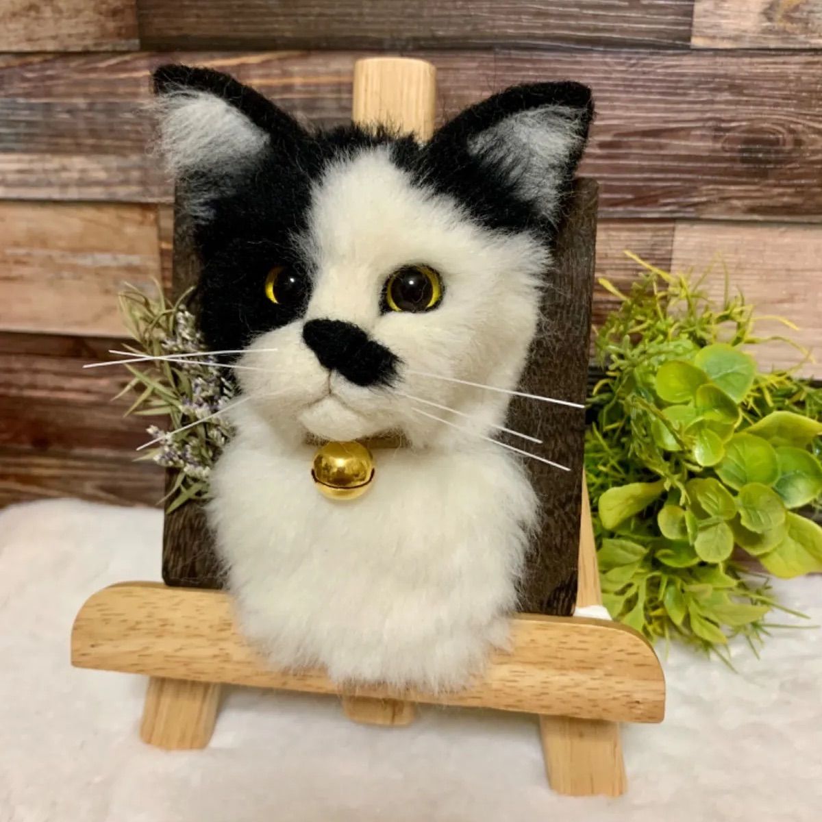 ＊ブチ猫＊羊毛フェルト＊壁飾り ぶち猫の壁掛けインテリア 羊毛フェルト - メルカリ