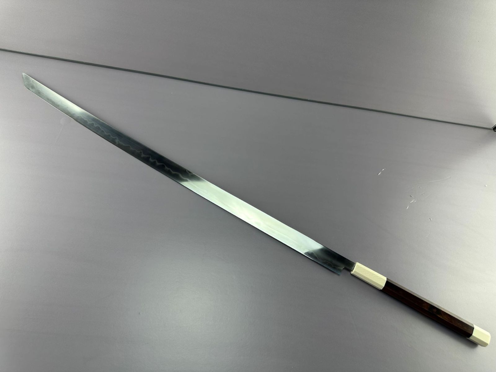 3295 マグロ包丁鞘付き 刃渡700mm 鮪包丁 反り 人工象牙三本黒巻八角柄 楽天市場】マグロ包丁 刃渡600mm 刃渡700mm 本刃付け ヘアライン