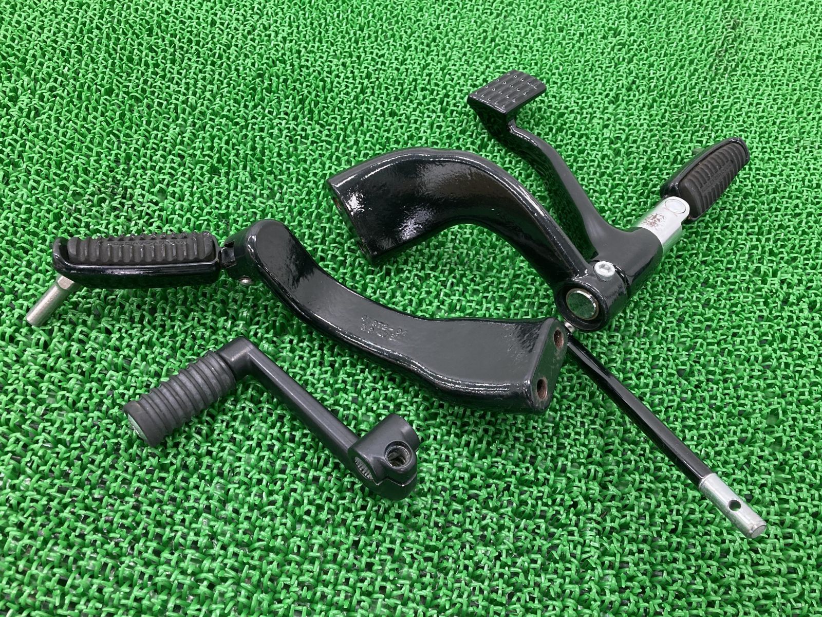 XL883L ステップホルダー 左右 42972-04 ハーレー 純正 バイク 部品