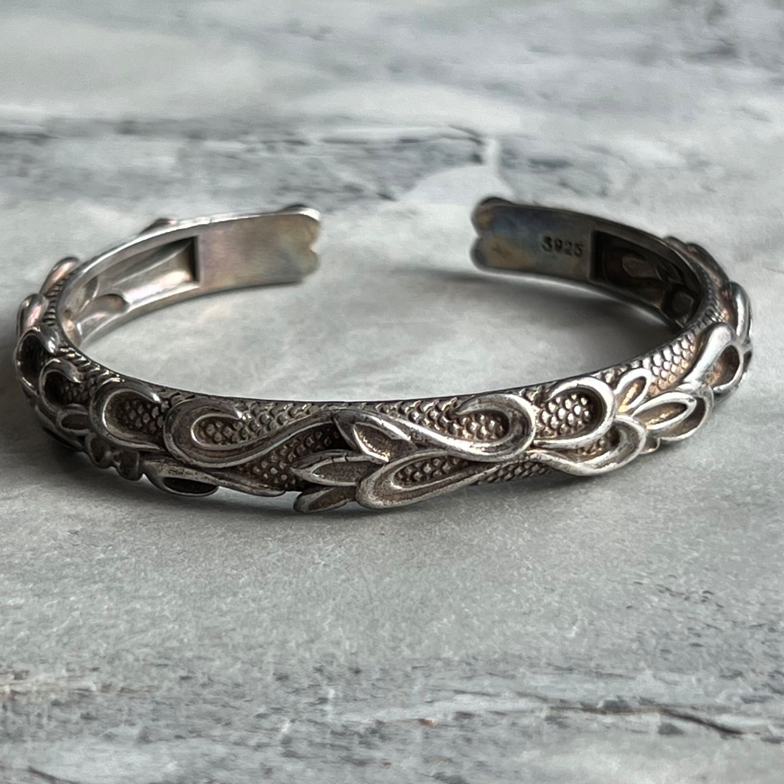 VINTAGE ヴィンテージ エンブレイスデザイン バングル ブレスレット 彫刻デザイン 唐草 Arabesque Bangle Bracelet Handcrafted Design