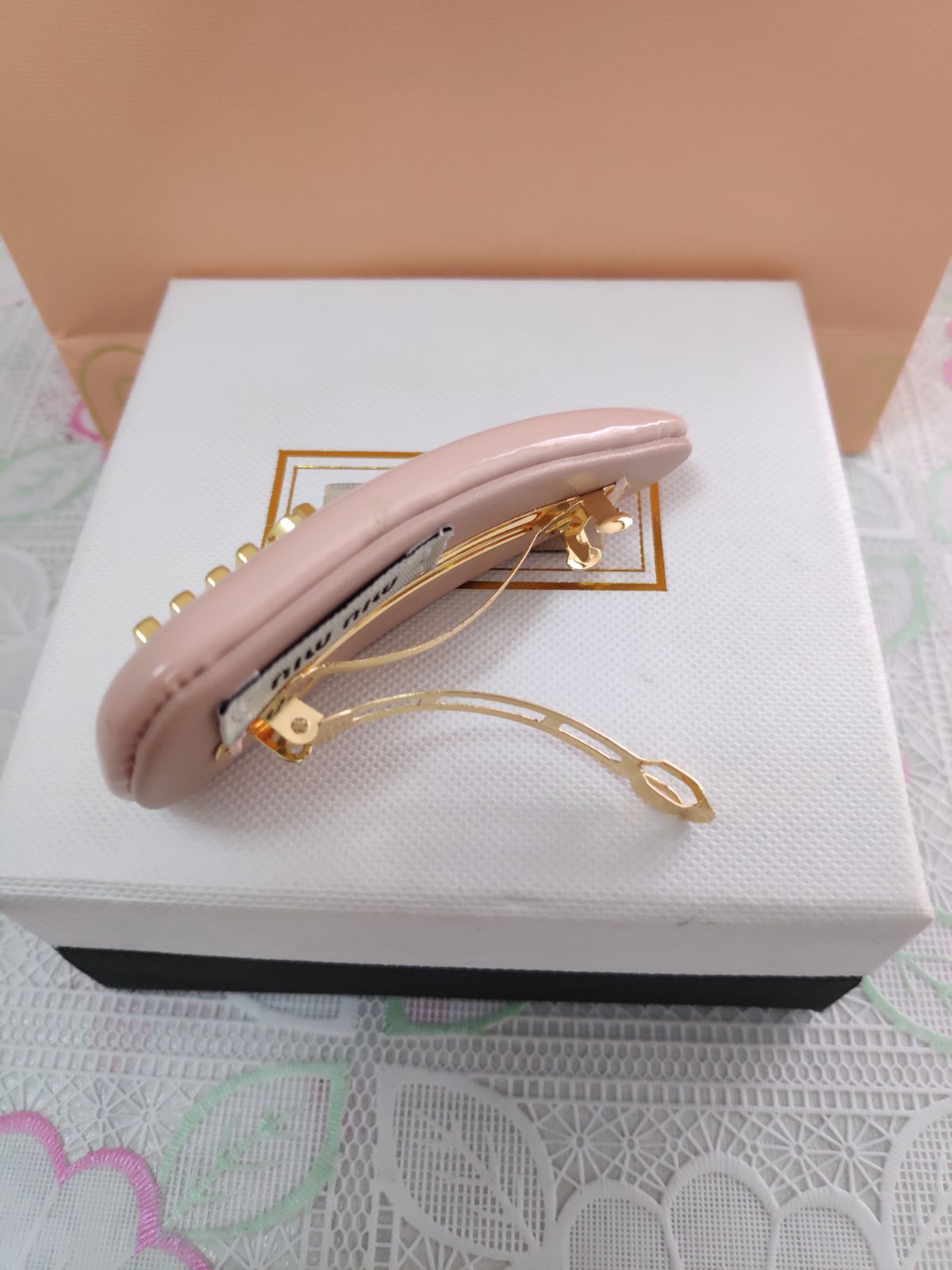 ミュウミュウ レザーヘアピン 　ピンク　超美品 MIU MIU - ミュウミュウ MIUMIU ロゴ ヘアアクセサリー ヘアピン