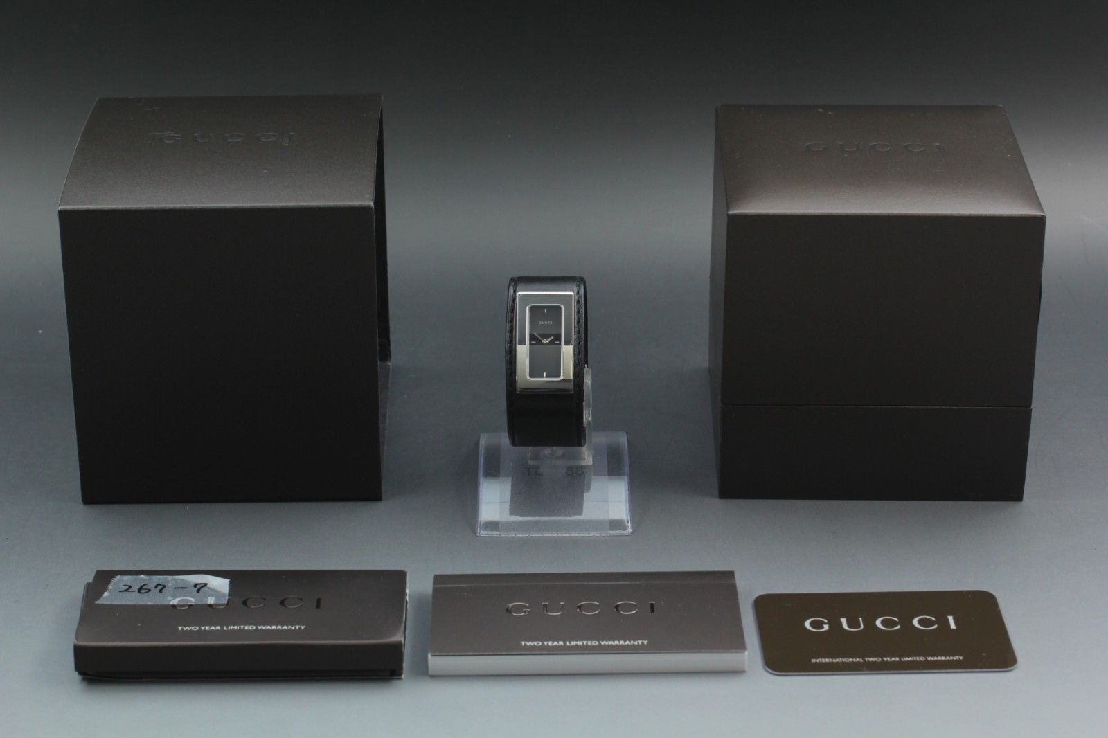 グッチ GUCCI 7800S レディース 腕時計 シルバーケース ブラックレザー クオーツ スイス製 ヴィンテージ スリムデザイン 上品モデル