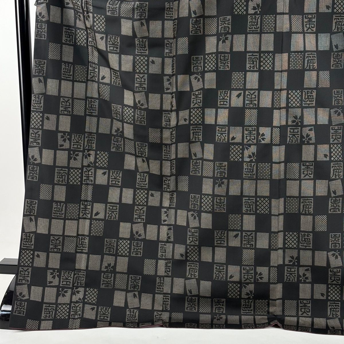 紬 身丈175cm 裄丈70cm L 袷 花びら 文字紋 墨色 正絹 秀品