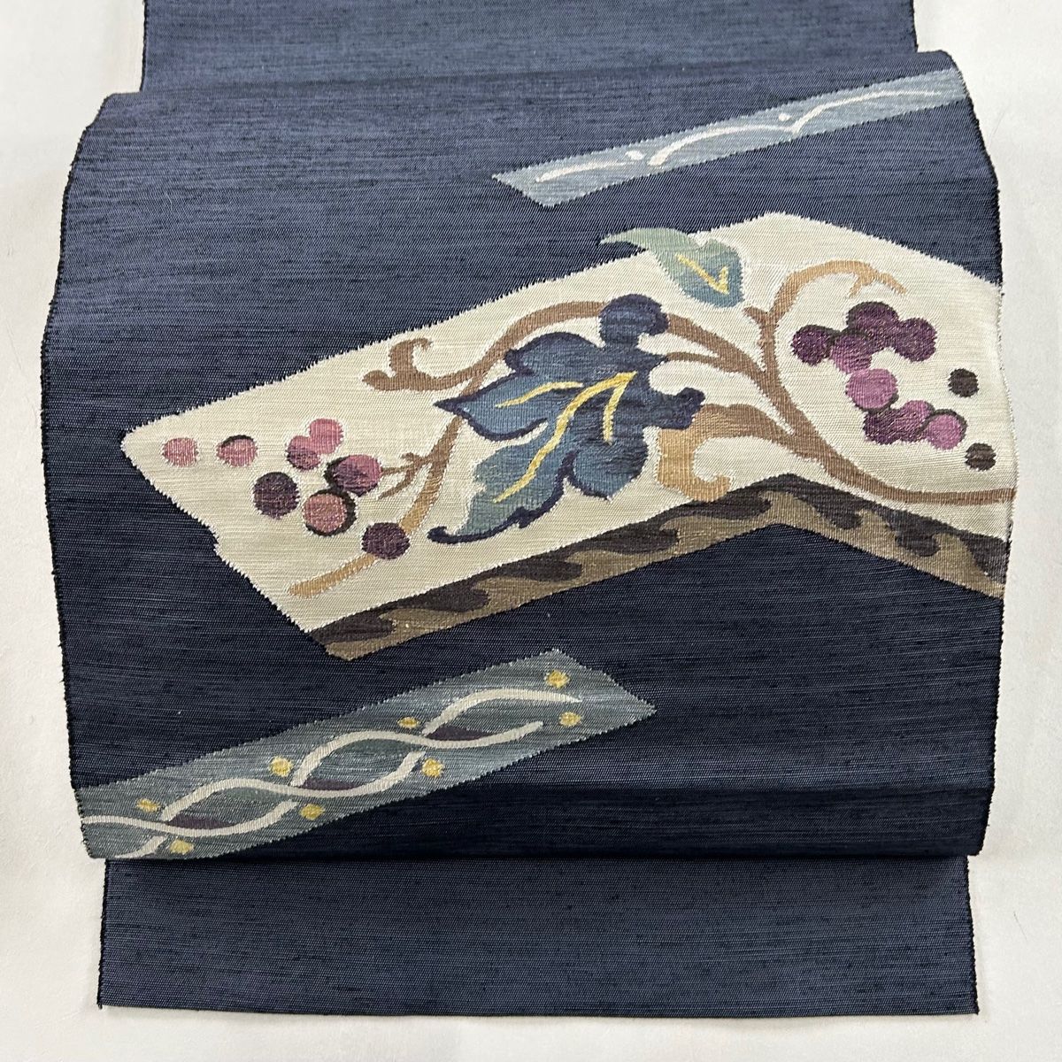 名古屋帯 秀品 落款 帝王紫 松葉仕立て 八寸名古屋帯 葡萄唐草 金糸 青灰色 正絹