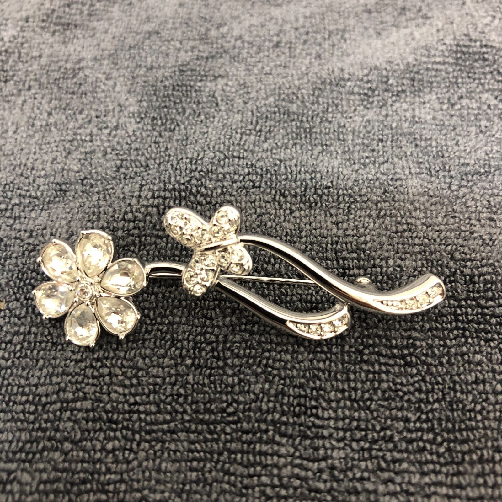 SWAROVSKI スワロフスキー ブローチ 花と蝶のモチーフ シルバー