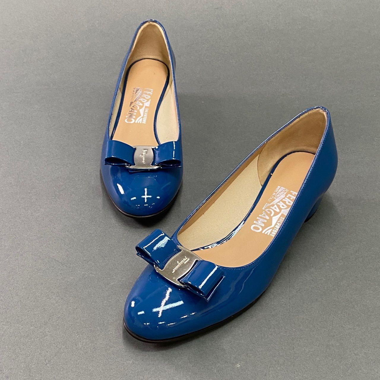 Salvatore Ferragamo VARA青リボンエナメルパンプス Salvatore Ferragamo VARA青リボンエナメルパンプス