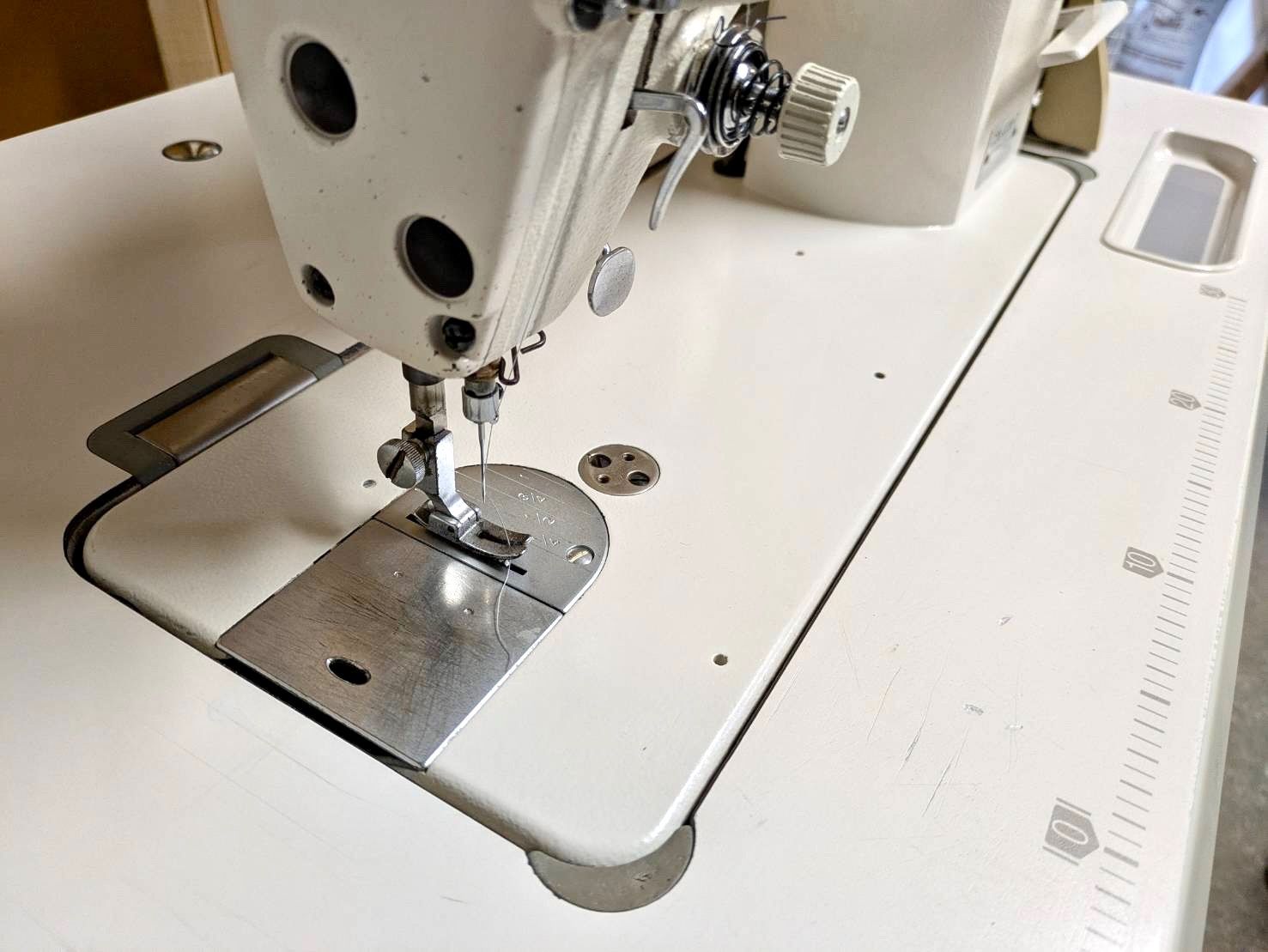 【中古】JUKI(ジューキ)　１本針本縫ミシン　DDL-8700-7【札幌近郊のみの受渡】 JUKI ジューキ1本針高速本縫いミシンDDL-8700セット(クラッチモーター