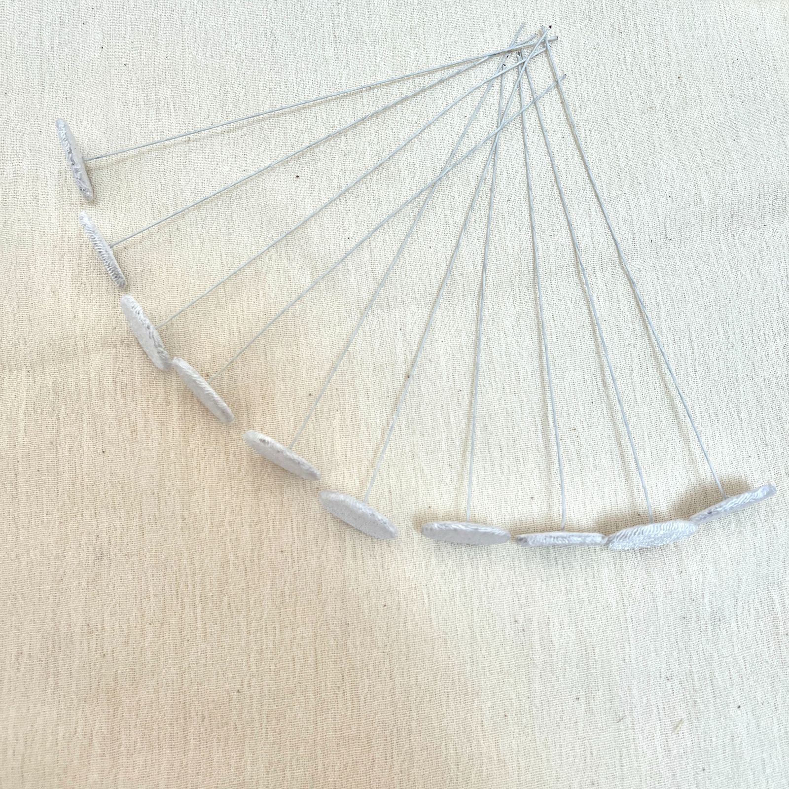 No.600　new　おちりん　ホワイト　１０本　つまみ細工　ハンドメイド