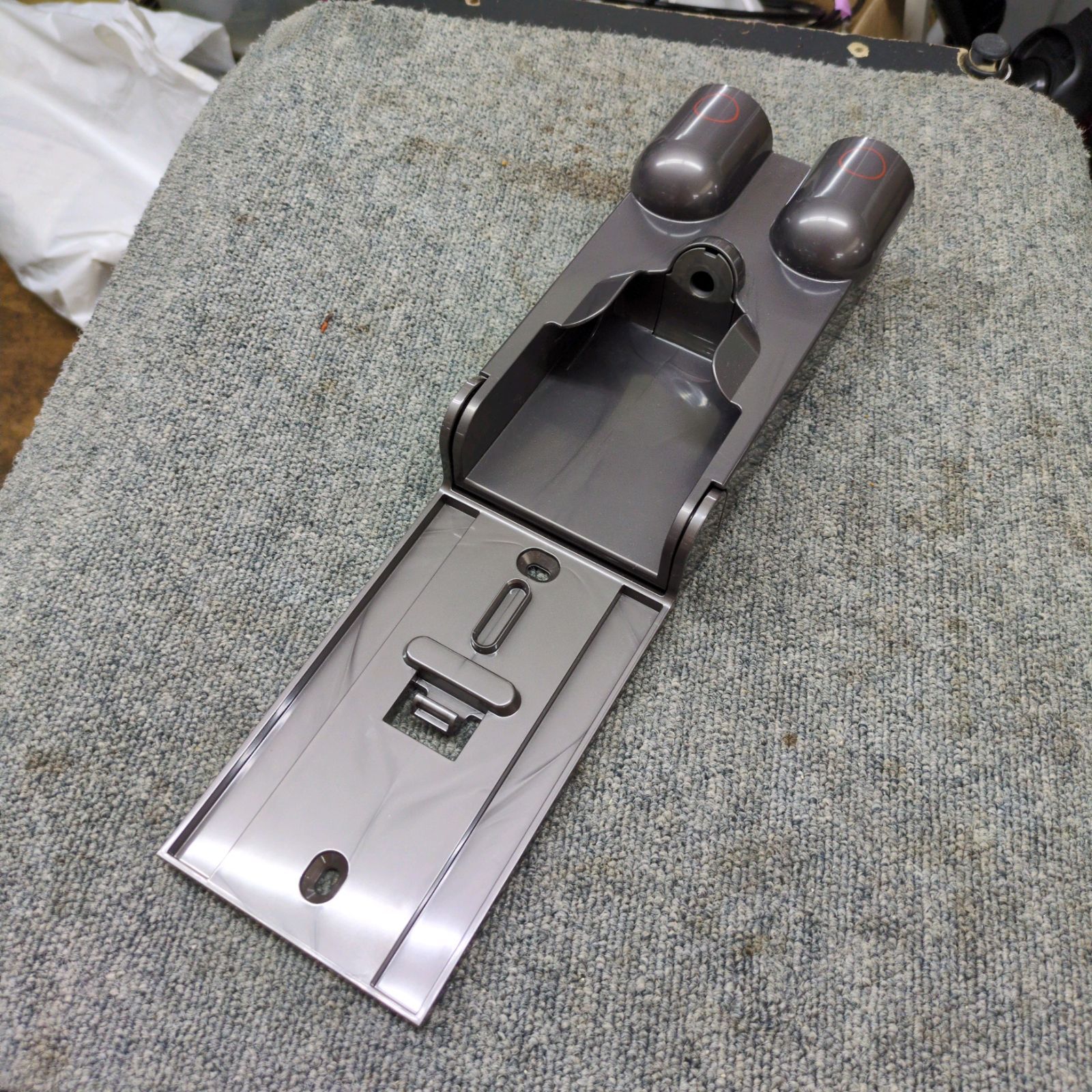 J219 ☆2023年製☆多少の使用感☆コードレス掃除機☆dyson☆SV21