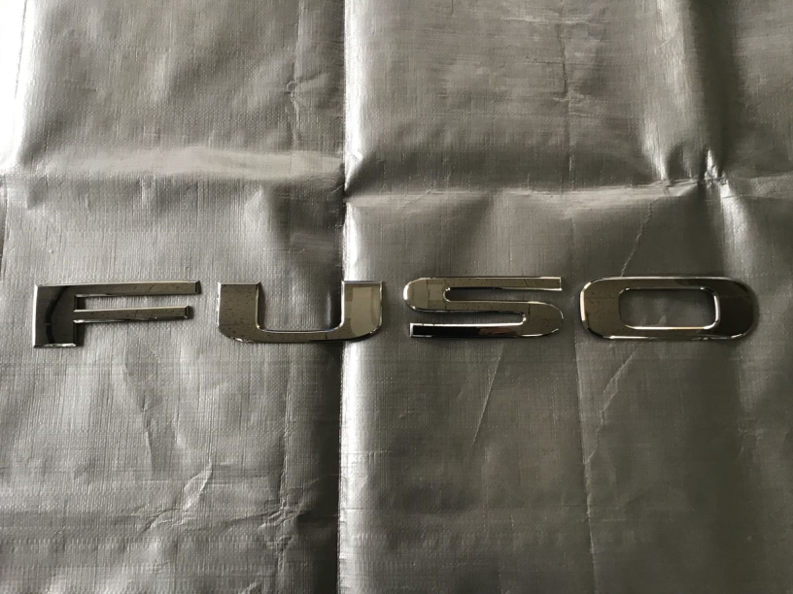 三菱/エンブレム/FUSO/メッキ/純正部品/ロゴ/トラック/パーツ/MITSUBISHI/ふそう/フロント/マーク