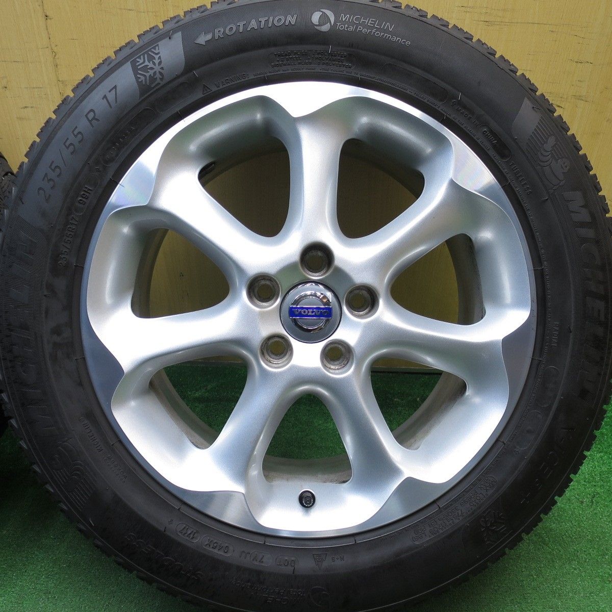 送料無料] キレイ☆ボルボ V60 CC 純正 235/55R17 スタッドレス 