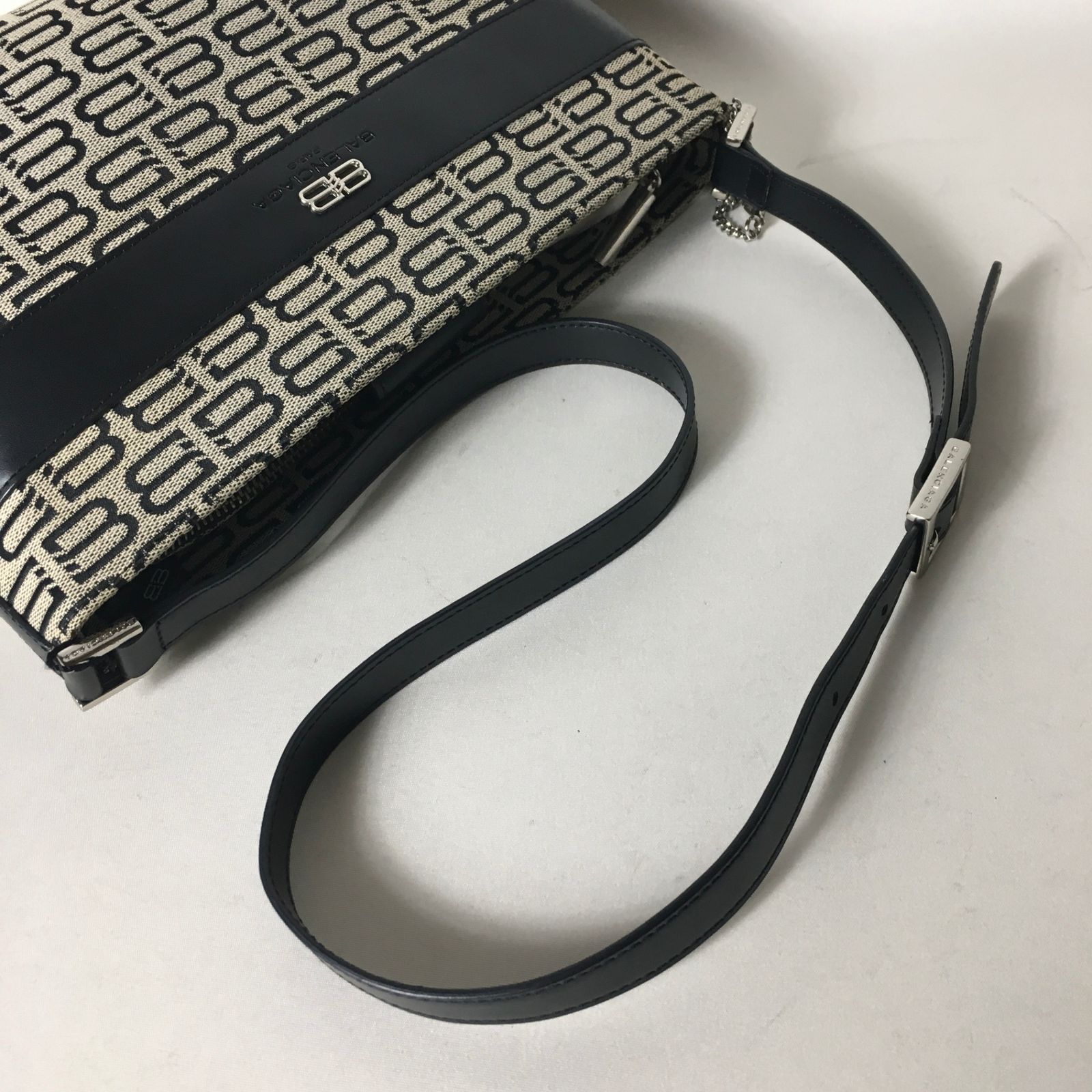 2509-104｜美品｜バレンシアガ ショルダーバッグ ブラック ロゴ総柄 2509-104｜美品｜バレンシアガ ショルダーバッグ ブラック ロゴ