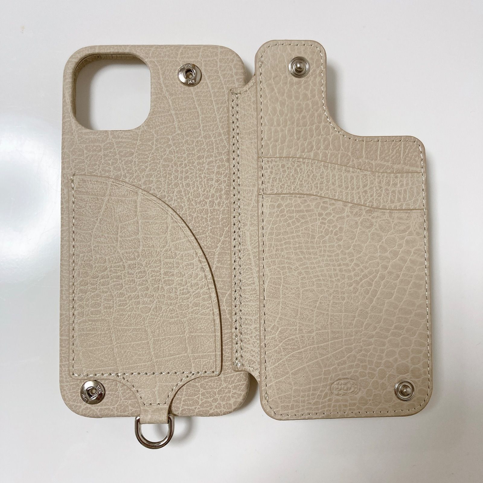iPhone14 DEMIUデミュウdemiurvoデミウルーボiPhoneケースPOCHEポシェフラットクロコレザーケースベージュ