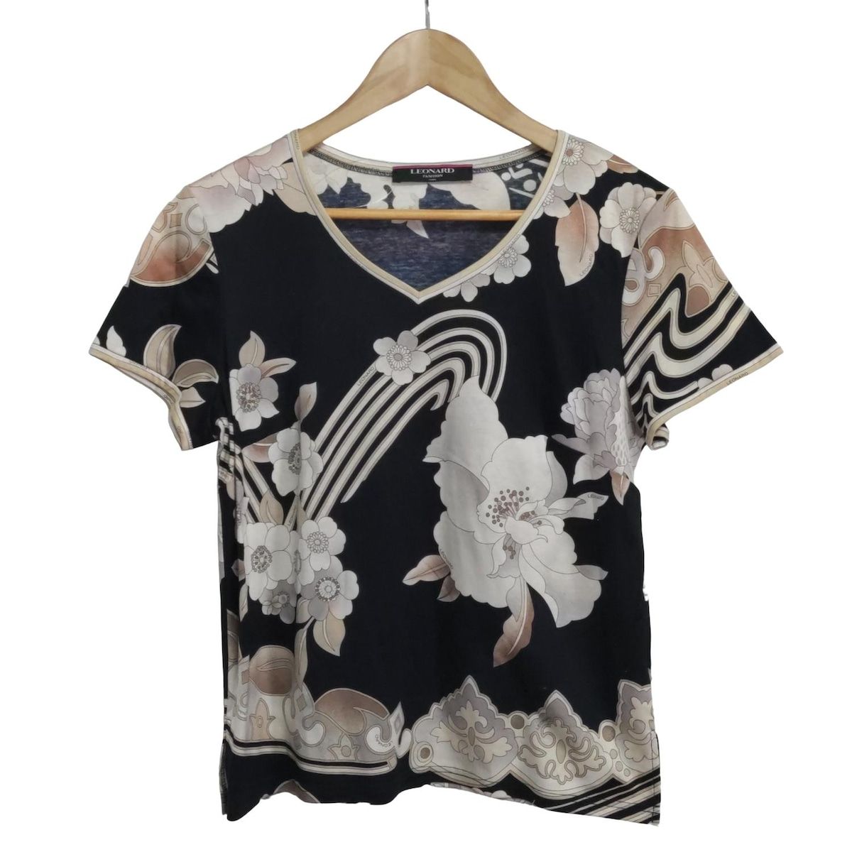 LEONARD レオナール 半袖Tシャツ サイズLL レディース - ダークネイビー×白×マルチ Vネック|花柄