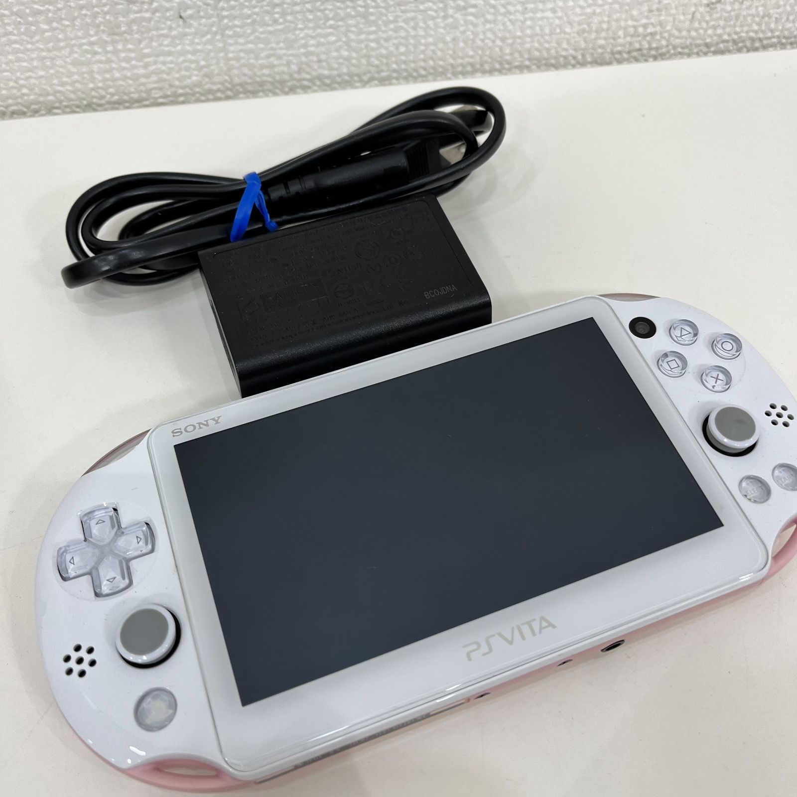 A【美品】PlayStation PS VITA 2000 ホワイト ピンク 本体 コード付き