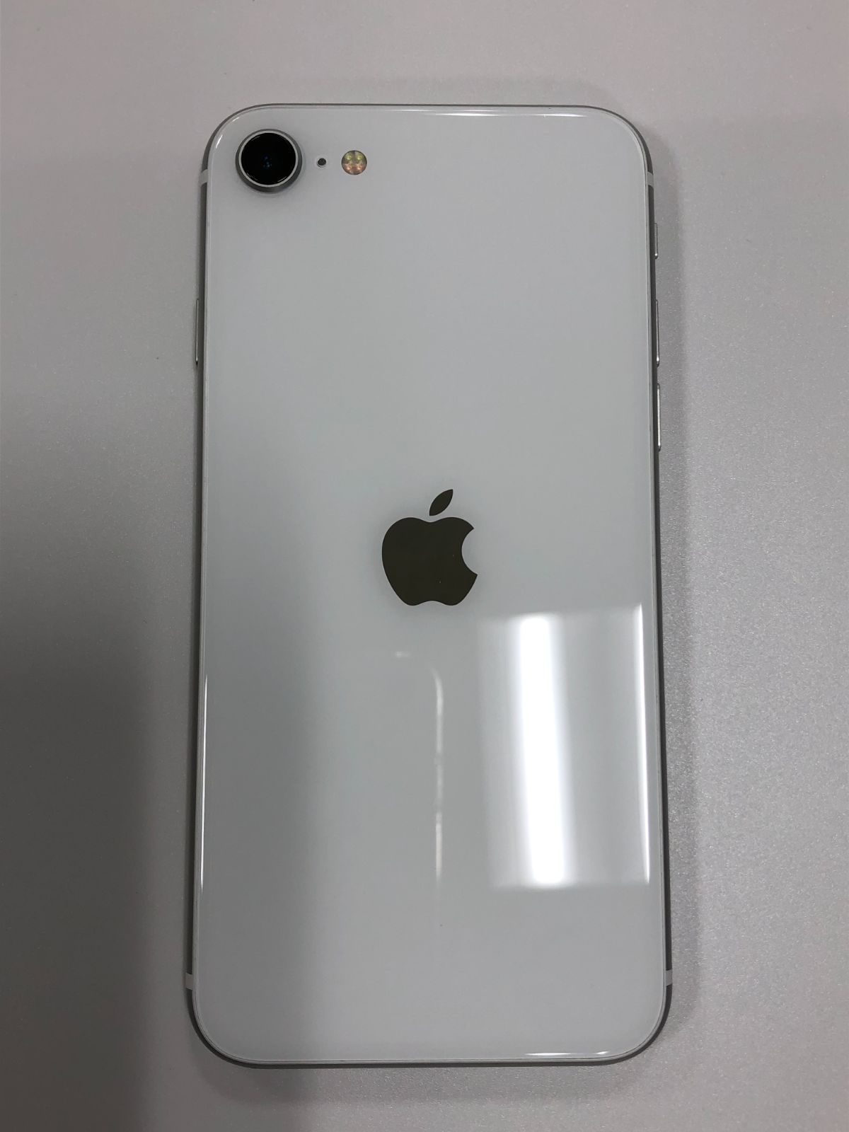 【中古】iPhone SE 第2世代 (SE2) 64GB ホワイト バッテリ83％ SIMフリーキャリア無し