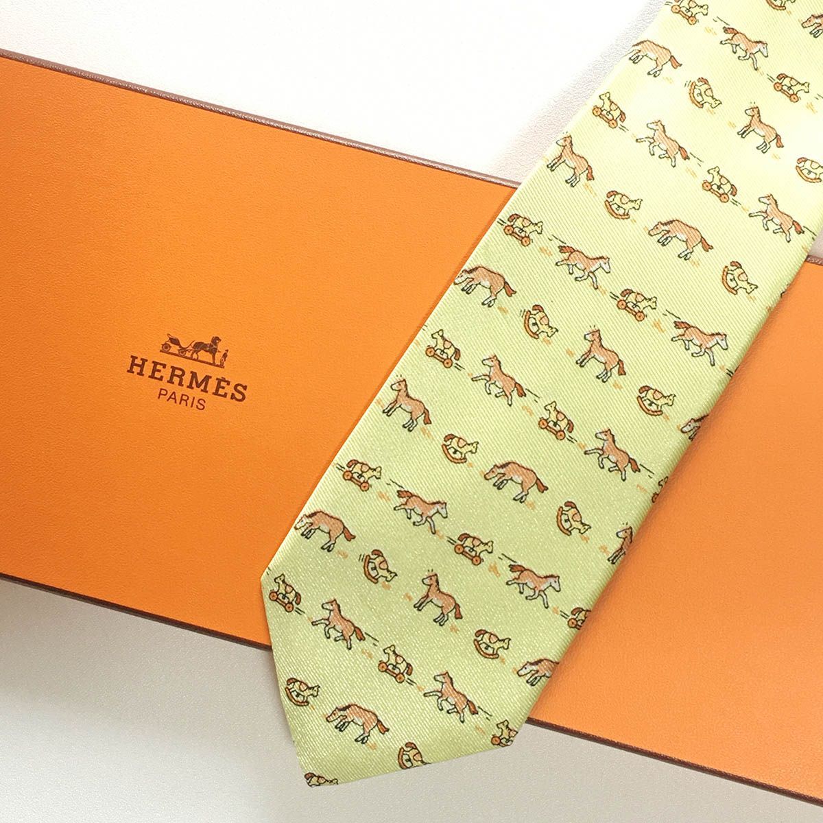 【美品】HERMES ネクタイ ホース柄 アニマル柄 総柄 グリーン HERMES エルメス アニマル柄 ネクタイ シルク フランス製 総柄