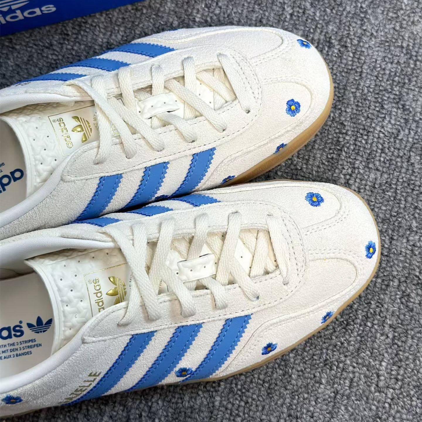 adidas Samba gazelle indoor アディダス サンバ スニーカー ホワイトブルーの小さな花スニーカー