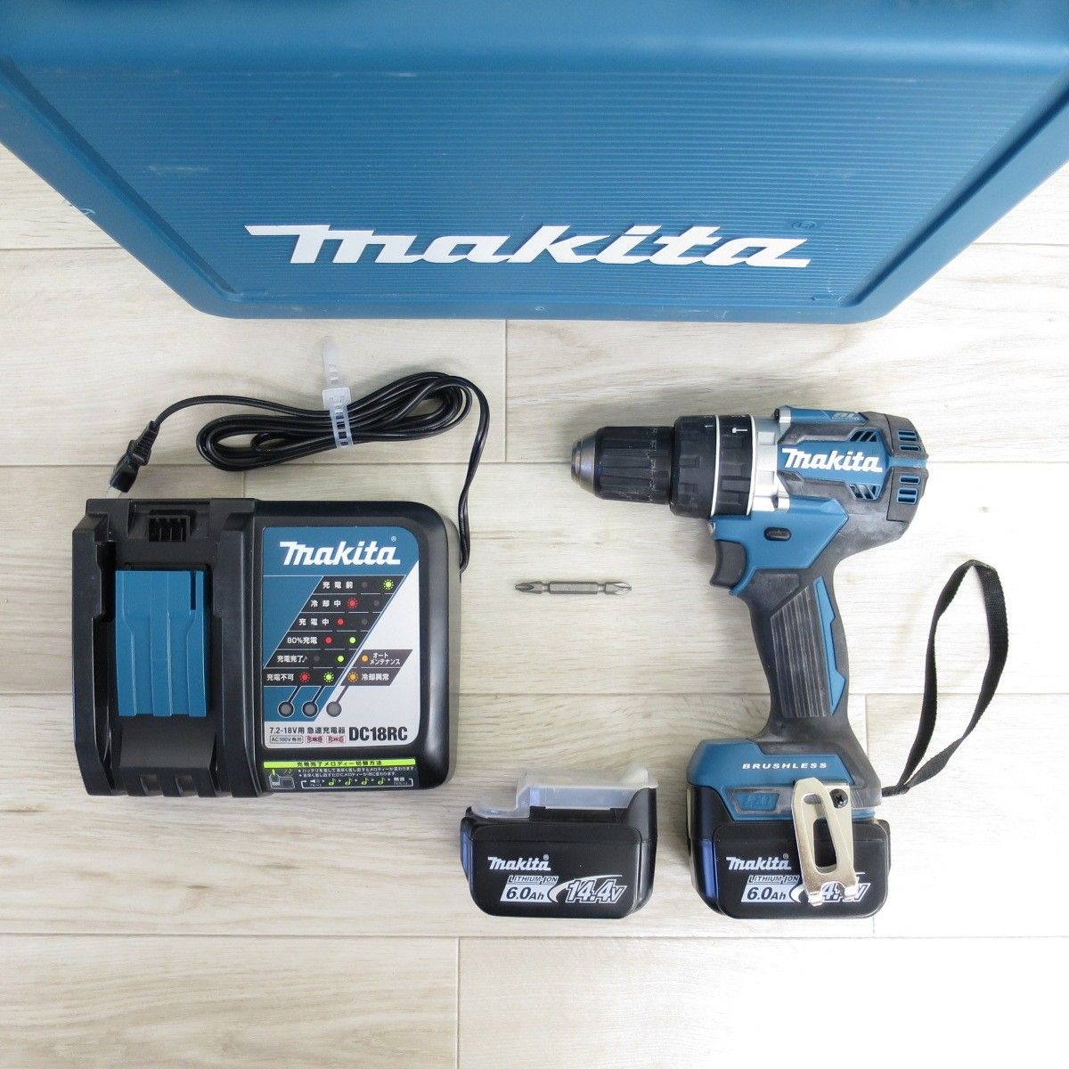バッテリー2個 キレイ マキタ 充電式 震動 ドライバドリル HP474D RGX 電動 工具 makita 振動 ドリルドライバー 充電器 DC18RC