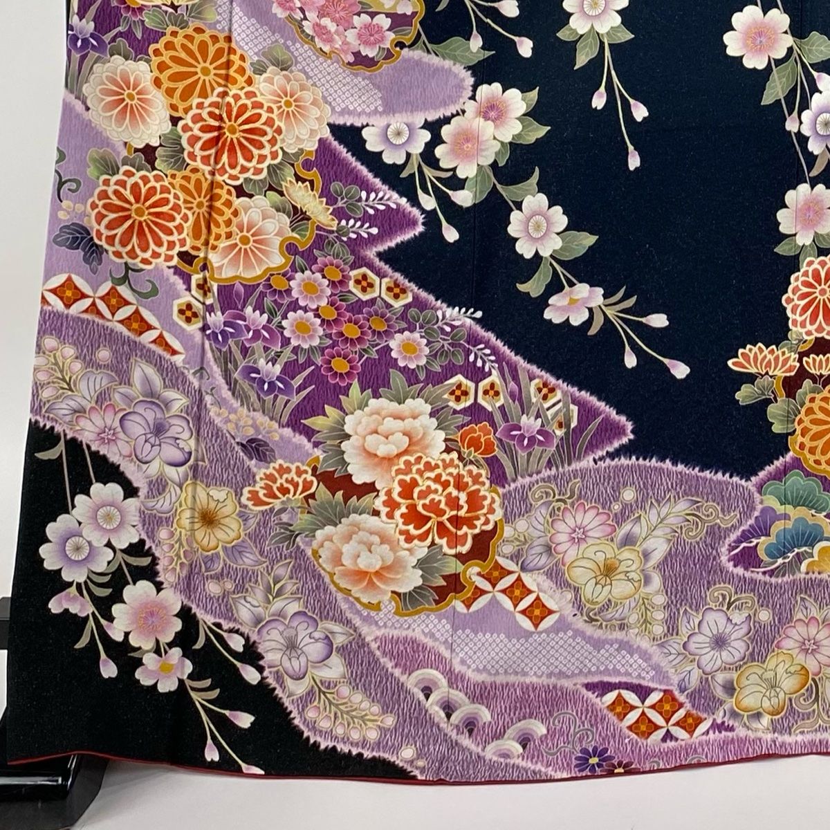 正絹振袖　Ｓサイズ　7点フルセット　黒地　雪輪　桜などの花　色半襟付　成人式 振袖 身丈169cm 裄丈71cm L 袷 雪輪 草花 銀通し 絞り 濃紺 正絹