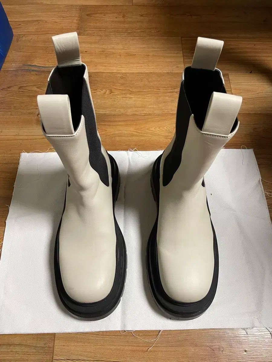 【雷市場（ポンジャン）商品韓国直送】 （ 44 ） BOTTEGA VENETA(ボッテガヴェネタ) タイヤブーツ シーソルト