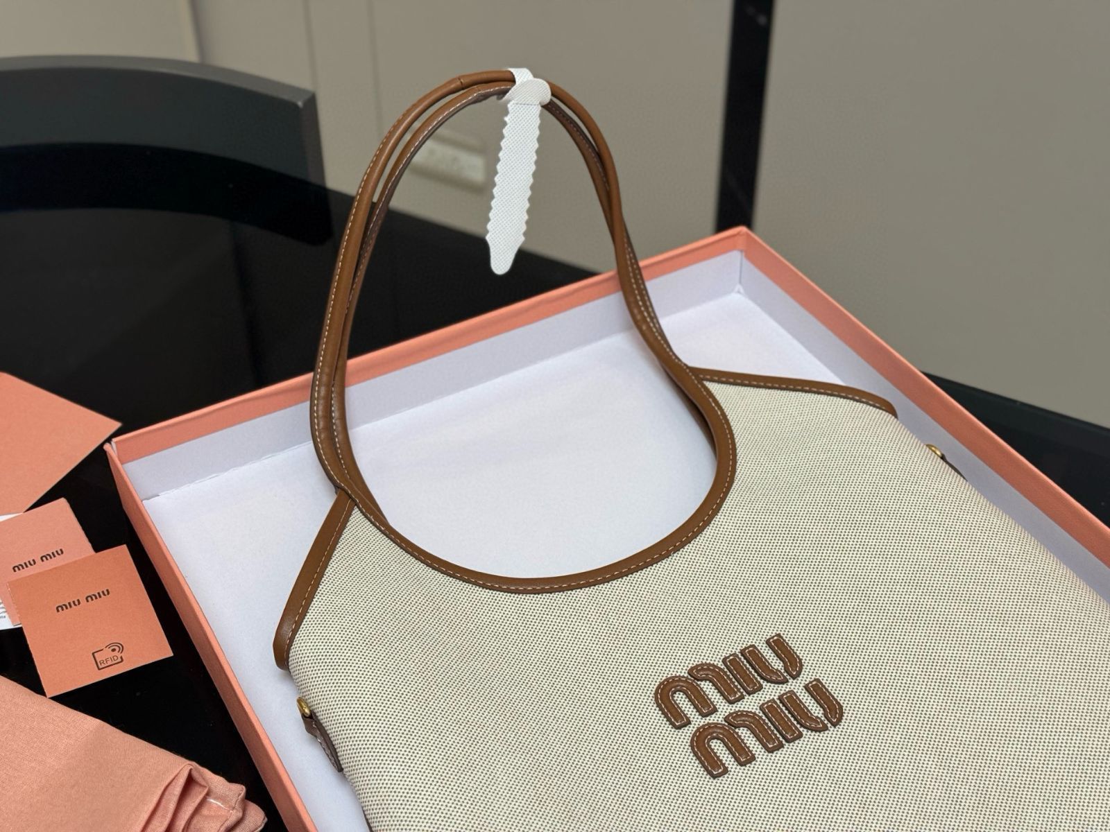 MiuMiu(ミュウミュウ)/関税送料込み AVENTURE ミニ Tote Bag 今日特価】miumiu New Tote Bag / ミュウミュウ ニュートート