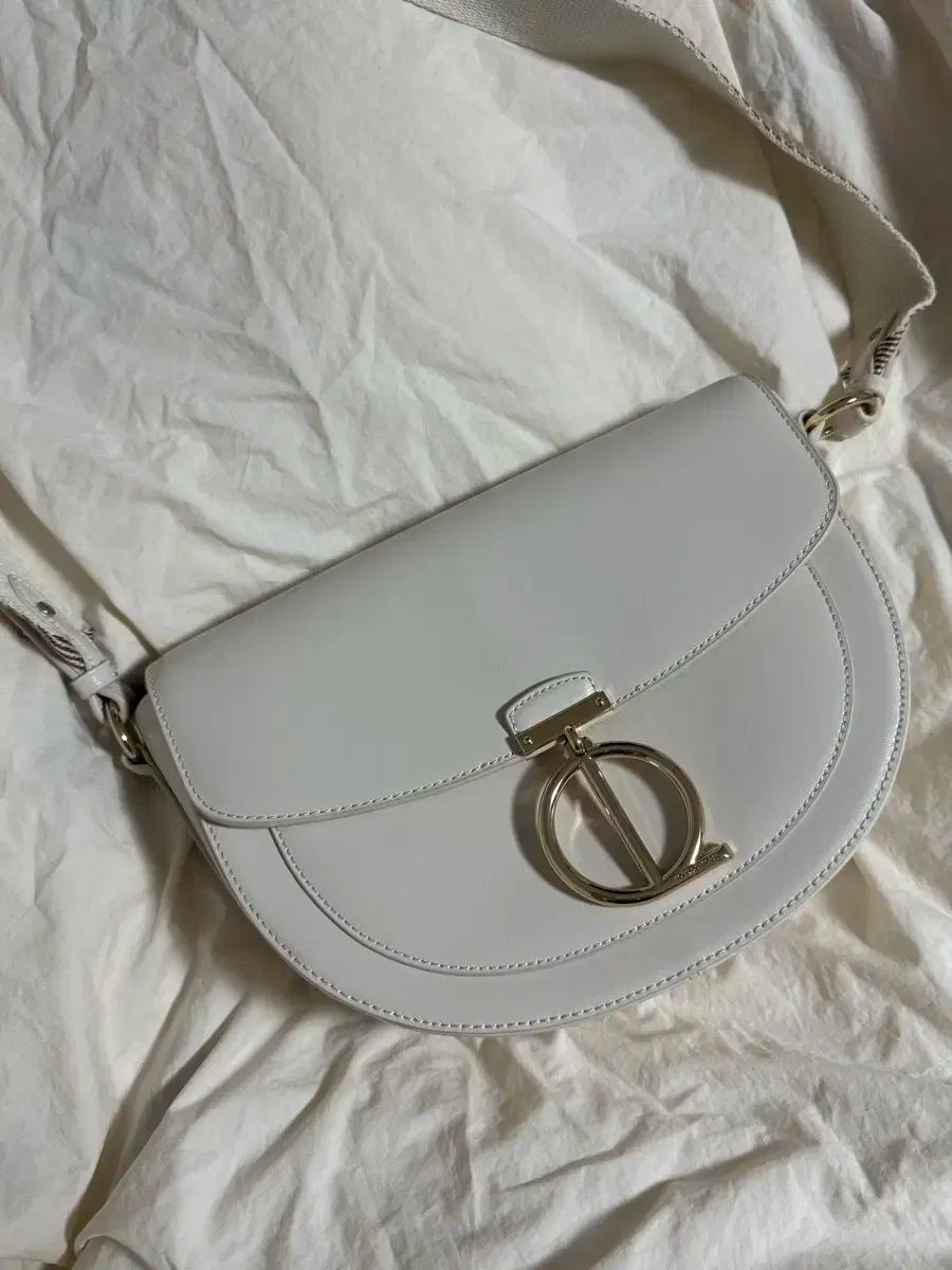 ルイキャトルズ ハーフムーン モント クロスバック ベージュ