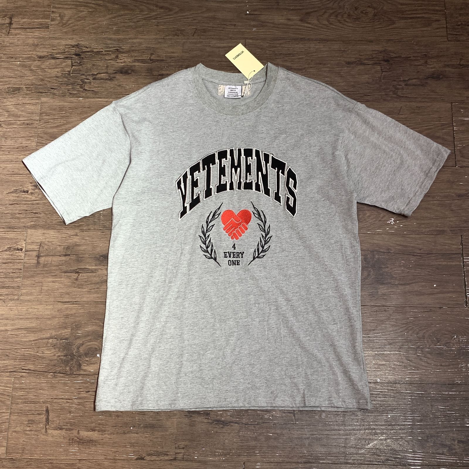 VETEMENTS 新品未使用 ヴェトモン Tシャツ 男女兼用 2色 希少品 【2枚20000円送料無料】 FN301 - メルカリ