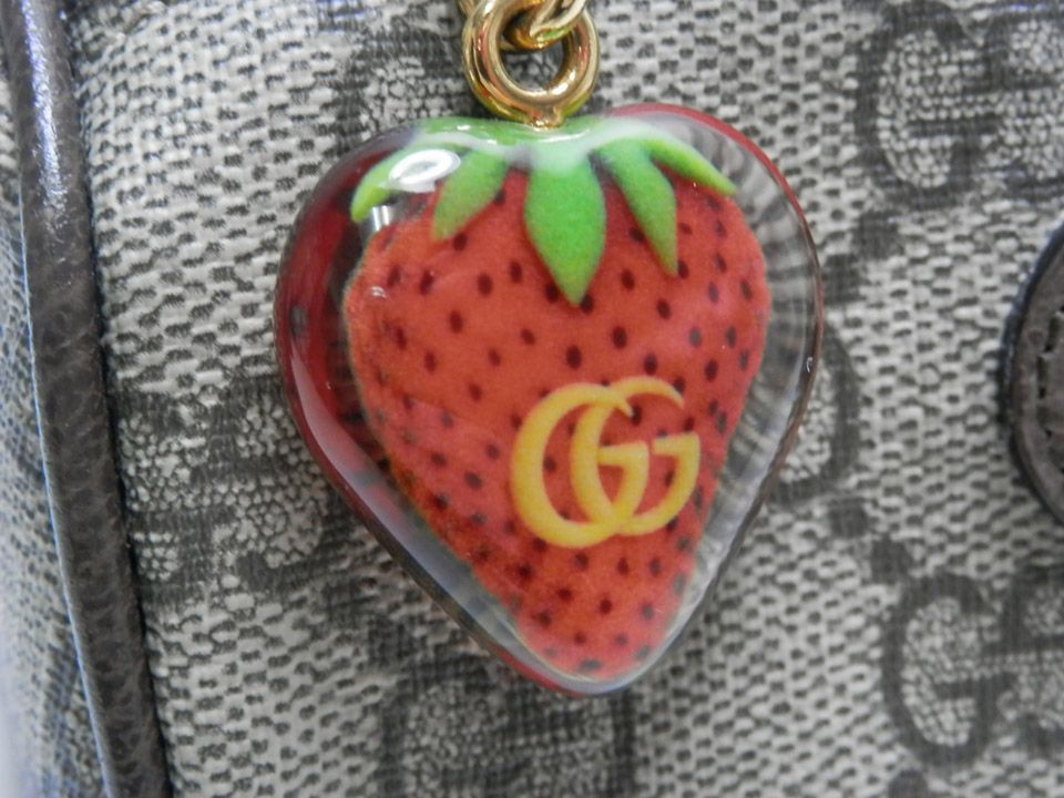 グッチ GUCCI GGスプリーム/レザー GGストロベリー コイン